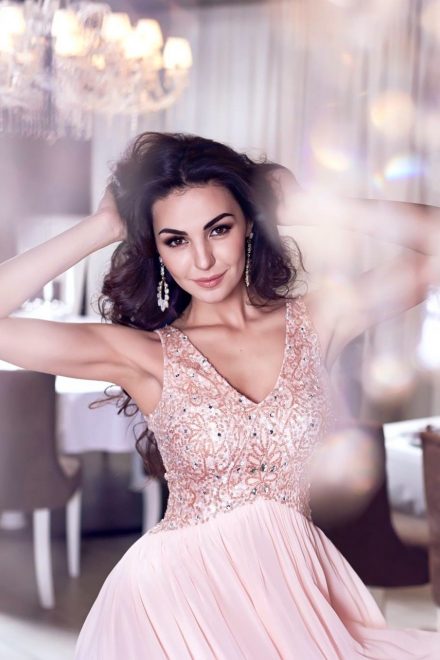 Ніжно рожева сукня з аплікацією ручної роботи