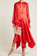 Подіумна яскраво-червона сукня з асиметричним подолом