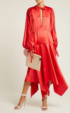Подіумна яскраво-червона сукня з асиметричним подолом