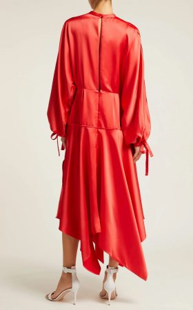 Подіумна яскраво-червона сукня з асиметричним подолом
