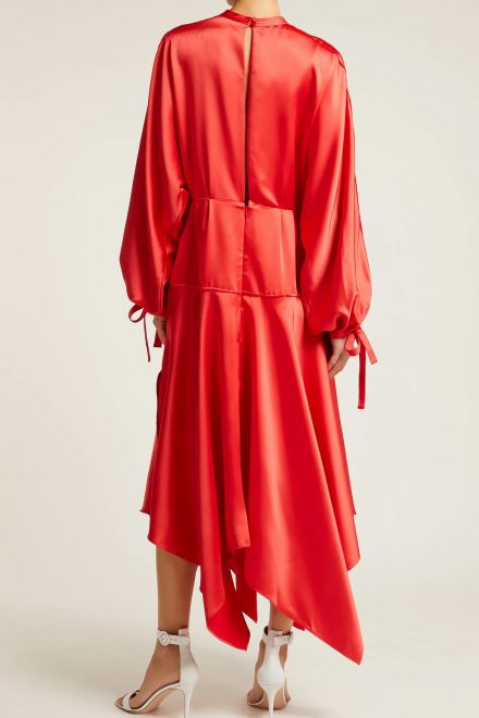 Подіумна яскраво-червона сукня з асиметричним подолом