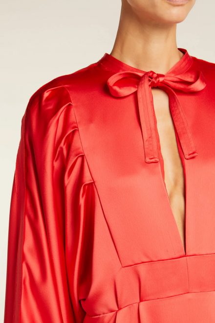 Подіумна яскраво-червона сукня з асиметричним подолом