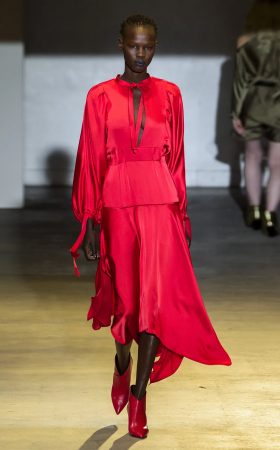 Подіумна яскраво-червона сукня з асиметричним подолом