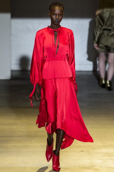 Подіумна яскраво-червона сукня з асиметричним подолом