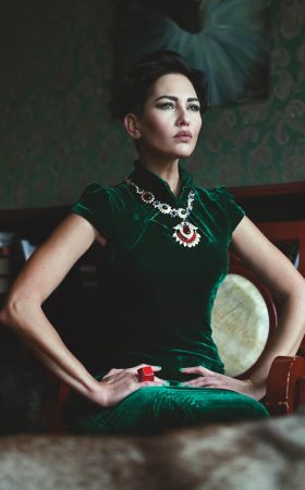 Кольє з різнокольорових кристалів