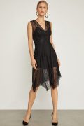 Асиметрична чорна мереживна сукня