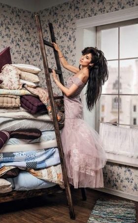 Бежева мереживна сукня для балу