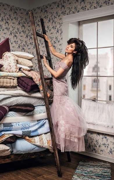 Бежева мереживна сукня для балу