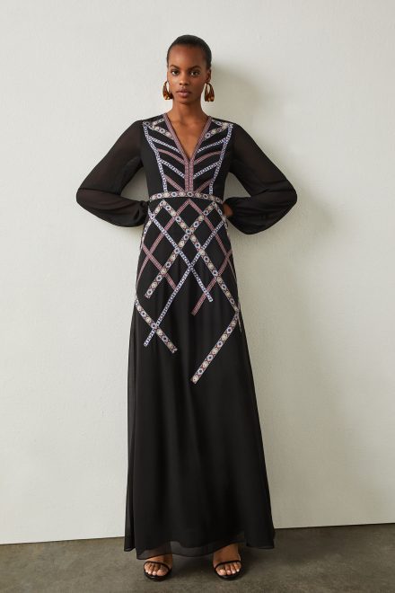 Чорна сукня з геометричною вишивкою