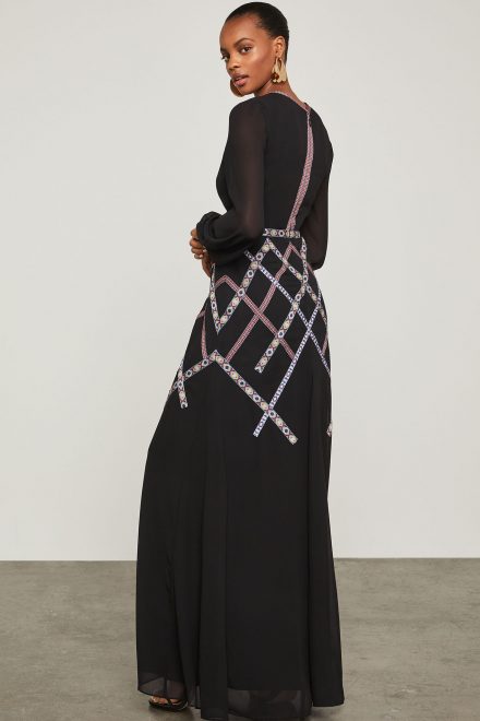 Чорна сукня з геометричною вишивкою