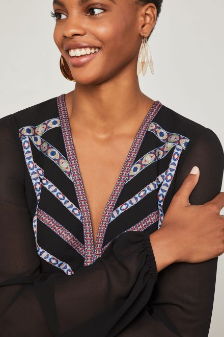 Чорна сукня з геометричною вишивкою