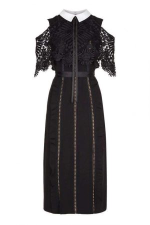 Чорна сукня з білим комірцем і мереживом