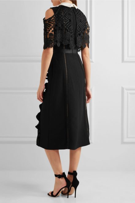 Чорна сукня з білим комірцем і мереживом