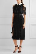 Чорна сукня з білим комірцем і мереживом