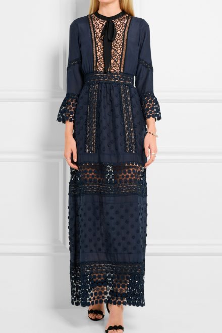 Мереживна сукня з квітковою аплікацією