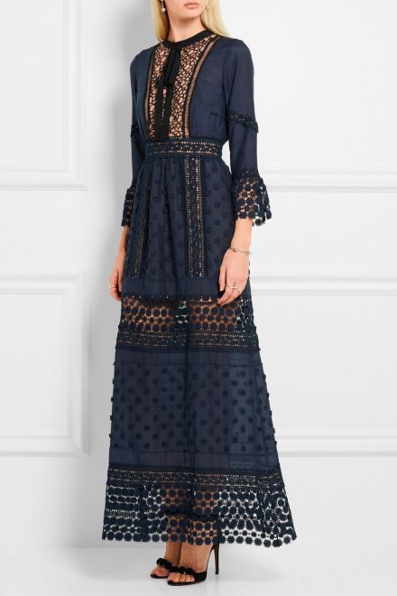 Мереживна сукня з квітковою аплікацією