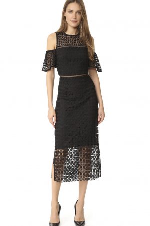 Мереживна скуня з відкритими плечима