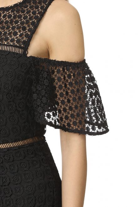 Мереживна скуня з відкритими плечима