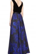 Вечірня сукня із синім квітковим принтом