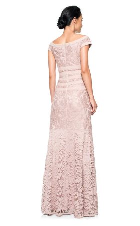 Мереживна сукня кольору 