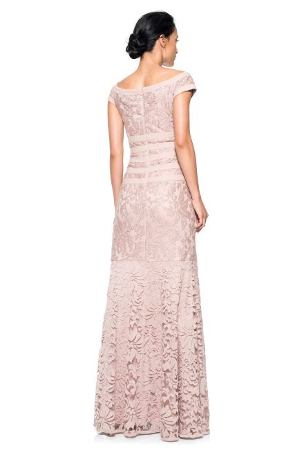 Мереживна сукня кольору 