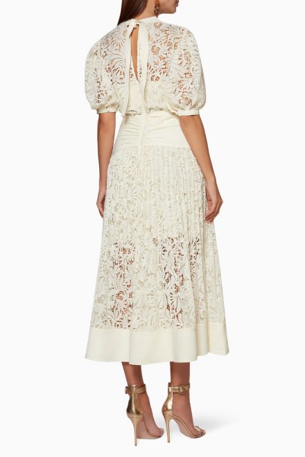 Біла мереживна сукня з рукавами буфами