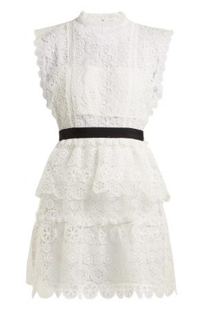 Біла мереживна міні-сукня з чорним поясом