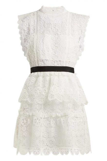Біла мереживна міні-сукня з чорним поясом