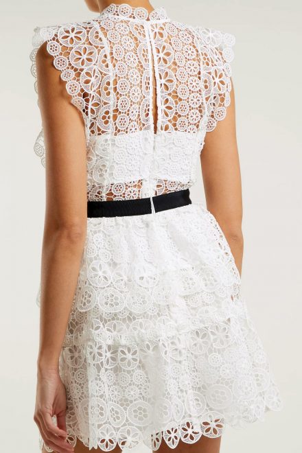 Біла мереживна міні-сукня з чорним поясом