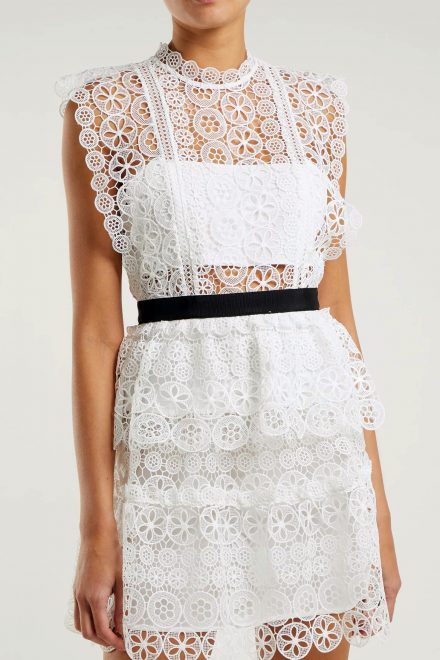 Біла мереживна міні-сукня з чорним поясом