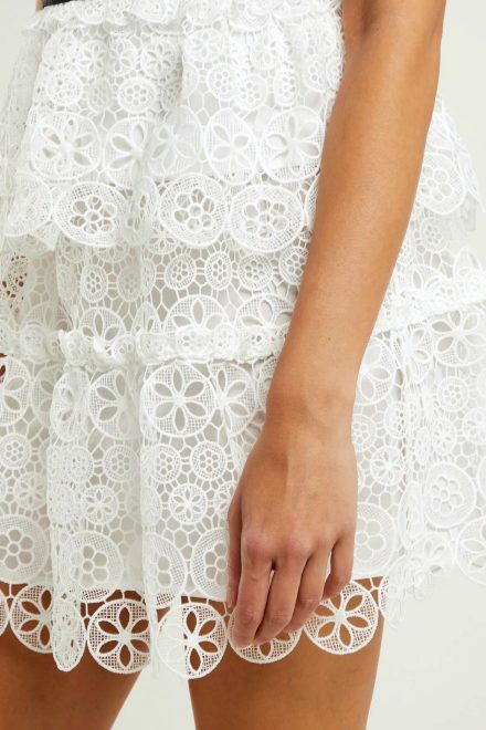 Біла мереживна міні-сукня з чорним поясом