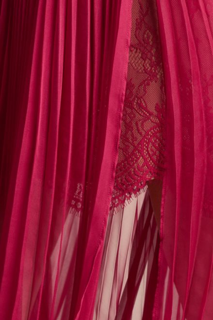 Кармінова сукня зі спідницею плісе