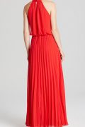 Яскраво-червона сукня з плісированою спідницею
