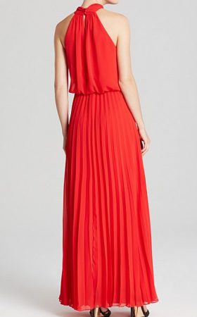 Яскраво-червона сукня з плісированою спідницею