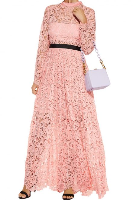 Рожева мереживна сукня з контрастним поясом