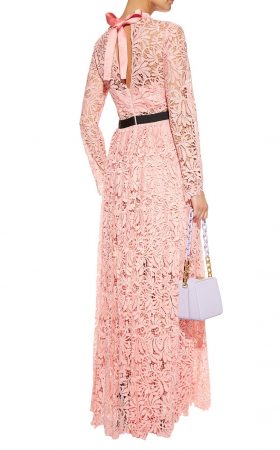 Рожева мереживна сукня з контрастним поясом