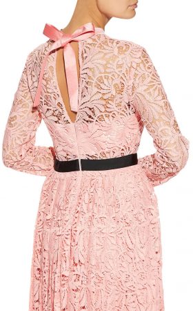 Рожева мереживна сукня з контрастним поясом