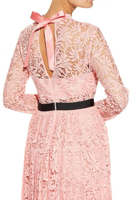 Рожева мереживна сукня з контрастним поясом