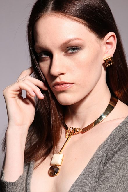 Кольє із декоративною застібкою та кулоном