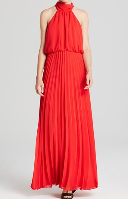 Яскраво-червона сукня з плісированою спідницею