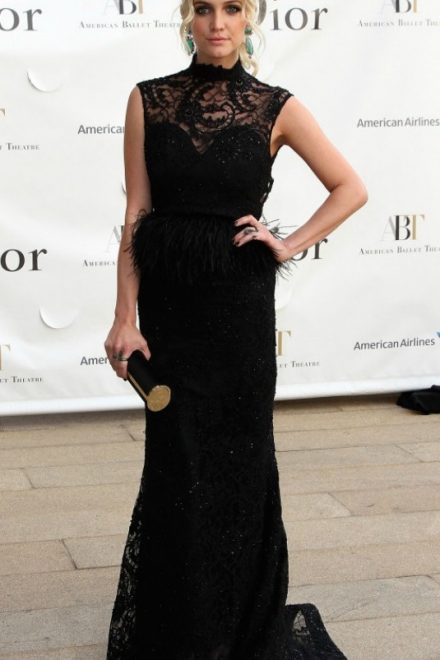 Вечірня сукня з баской з пір'я