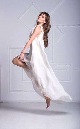 Біла сукня з асиметричним подолом