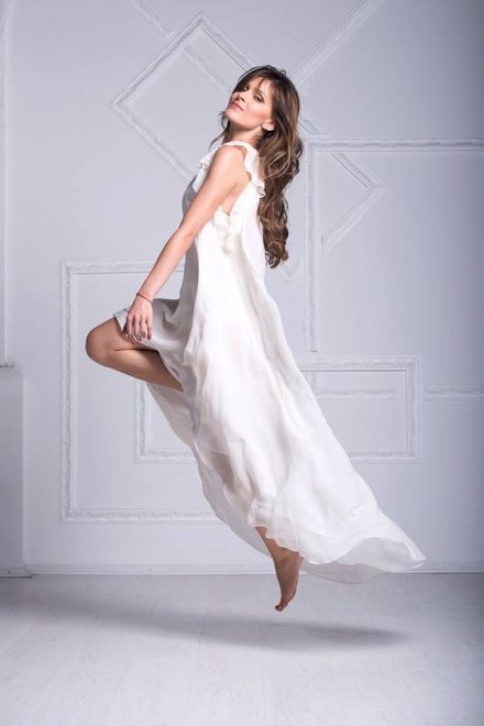 Біла сукня з асиметричним подолом