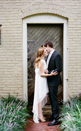 Біла сукня з асиметричним подолом