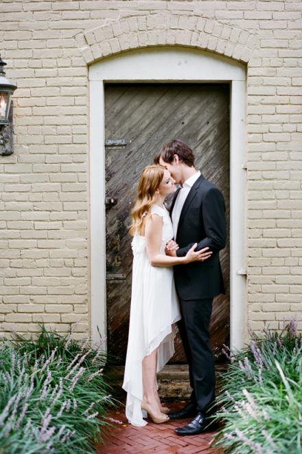 Біла сукня з асиметричним подолом