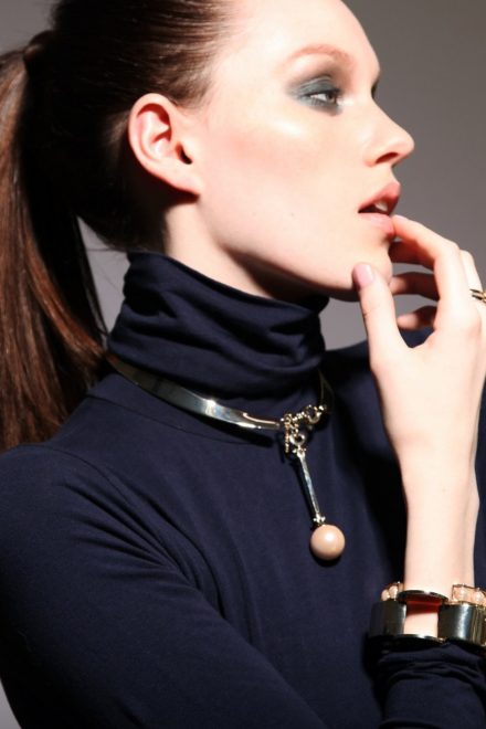 Кольє з кулоном-перлиною