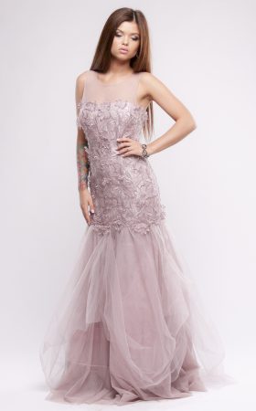 Лілово-рожева сукня з багатошаровою спідницею