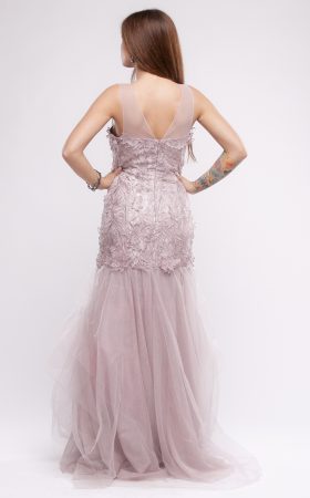 Лілово-рожева сукня з багатошаровою спідницею