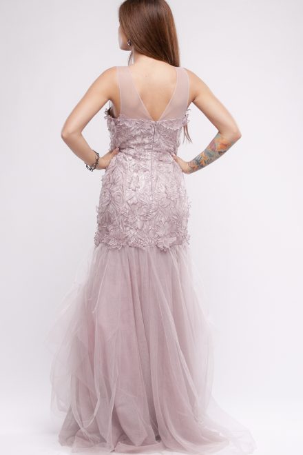 Лілово-рожева сукня з багатошаровою спідницею