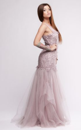 Лілово-рожева сукня з багатошаровою спідницею